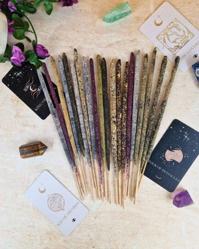 ✨ Beneficios de los Inciensos Artesanales ✨

🌿 Naturales y puros: Sin químicos ni aromas sintéticos, solo ingredientes naturales que respetan tu bienestar.

🧘‍♀️ Relajación y armonía: Ideales para la meditación, yoga o simplemente para crear un ambiente de paz en tus espacios. 

🔥 Purificación energética: Ahuyentan malas vibras y limpian los espacios con su humo sagrado.

💖 Aromaterapia sanadora: Sus esencias ayudan a reducir el estrés, mejorar el ánimo y potenciar la concentración.

🌎 Eco-friendly: Hechos a mano con ingredientes sostenibles, cuidando el planeta y tu energía.

✨ Experiencia sensorial única: Cada varita es una explosión de aromas naturales que transforman tu espacio.

🔮 Conexión espiritual: Ideales para rituales, manifestaciones y momentos de introspección.

#InciensoArtesanal #Bienestar #EnergíaPositiva #Aromaterapia #Holístico #LuzYArmonía #HechoAMano